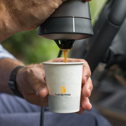 – Handcoffee Auto Set 21002 | Pack Avec Machine a Café/Sac De Transport/Tasse/Serviette | Cafetiere 12V Pour Dosette Senseo - Cafetiere Allume Cigare - Cafetière Voiture, Camping-Car