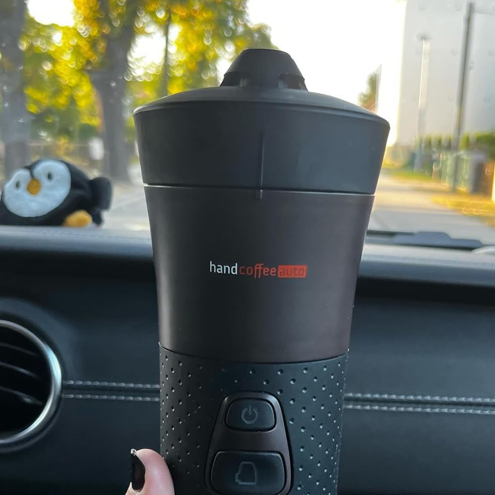 – Handcoffee Auto Set 21002 | Pack Avec Machine a Café/Sac De Transport/Tasse/Serviette | Cafetiere 12V Pour Dosette Senseo - Cafetiere Allume Cigare - Cafetière Voiture, Camping-Car